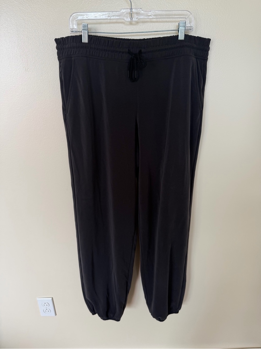 ATHLETA Seasoft Jogger Pant in Black